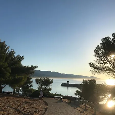 Apartment 2 Bedroom Near The Sea With Parking