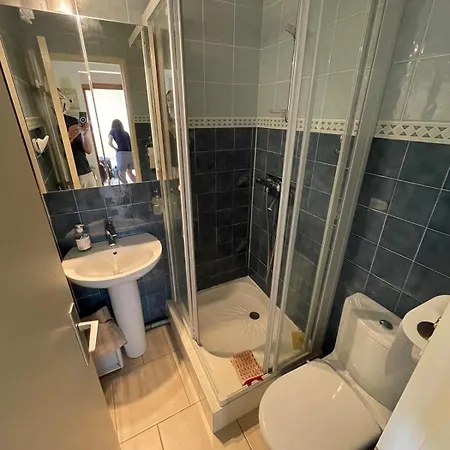 2 Bedroom Near The Sea With Parking *