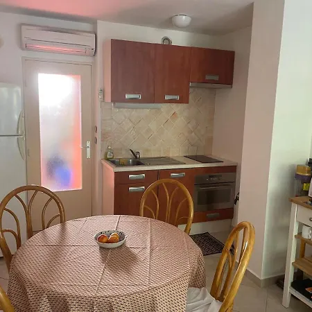 2 Bedroom Near The Sea With Parking