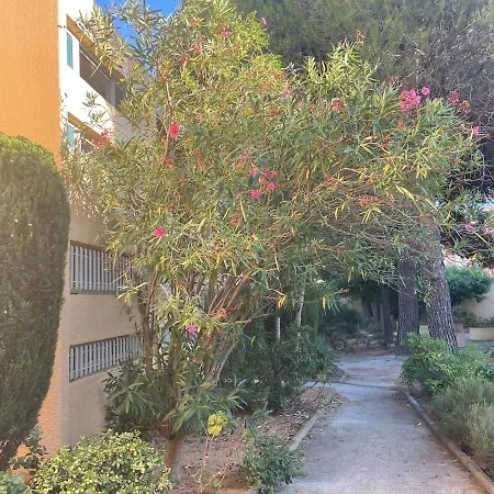 2 Bedroom Near The Sea With Parking