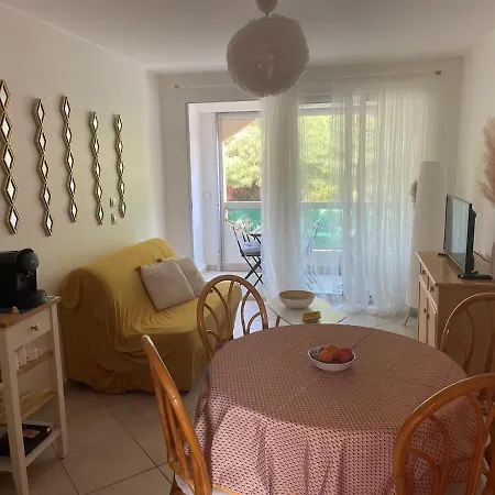 Apartment 2 Bedroom Near The Sea With Parking