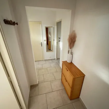 2 Bedroom Near The Sea With Parking *
