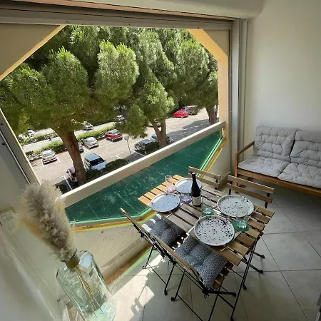 2 Bedroom Near The Sea With Parking *